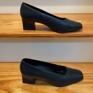 Aerosols Navy leather pump size 8B with 2 1/4 inch block heel